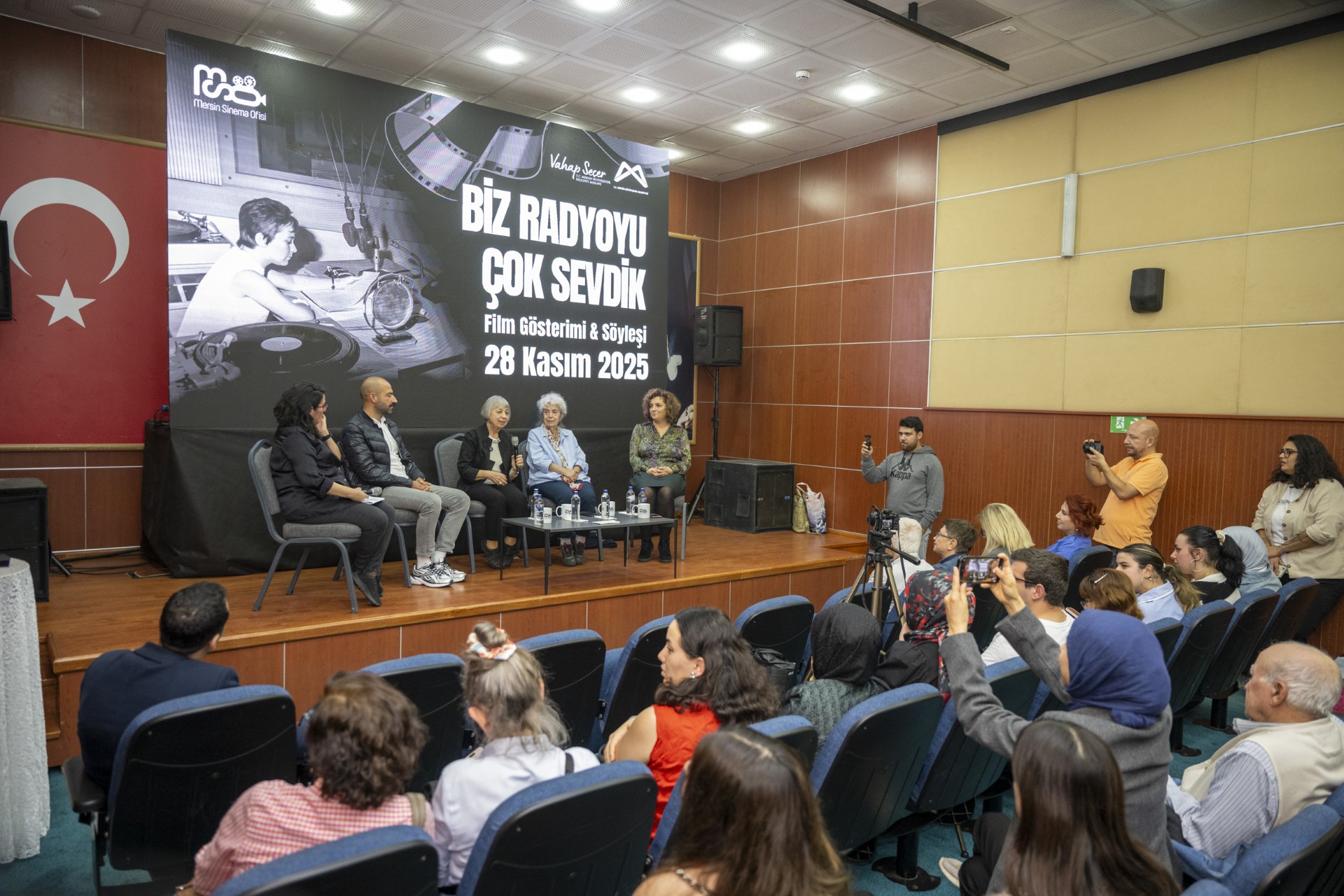 Thumbnail Si̇nema Ofi̇si̇’nden Kadin Radyocularin Öyküsüne Işik Tutan Belgesel Gösteri̇mi̇ (3)