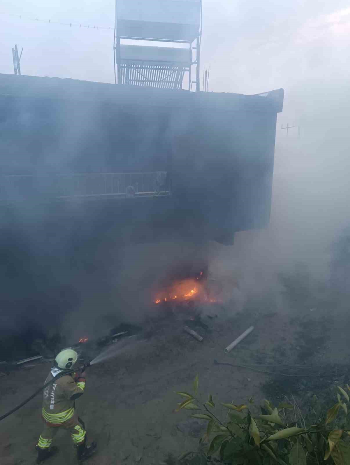 Altınözü'nde odunluk yangını