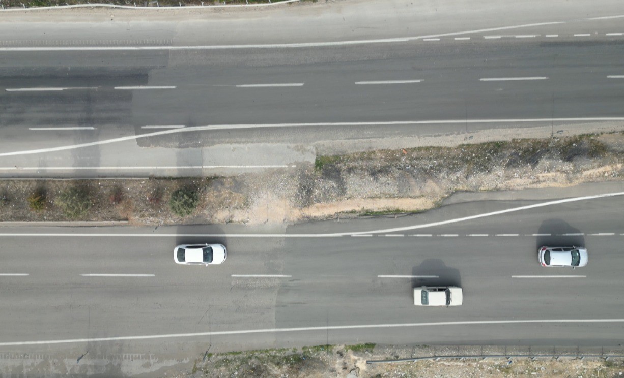 Kahramanmaraş'ta depremde 7 metre kayan yol dikkat çekiyor