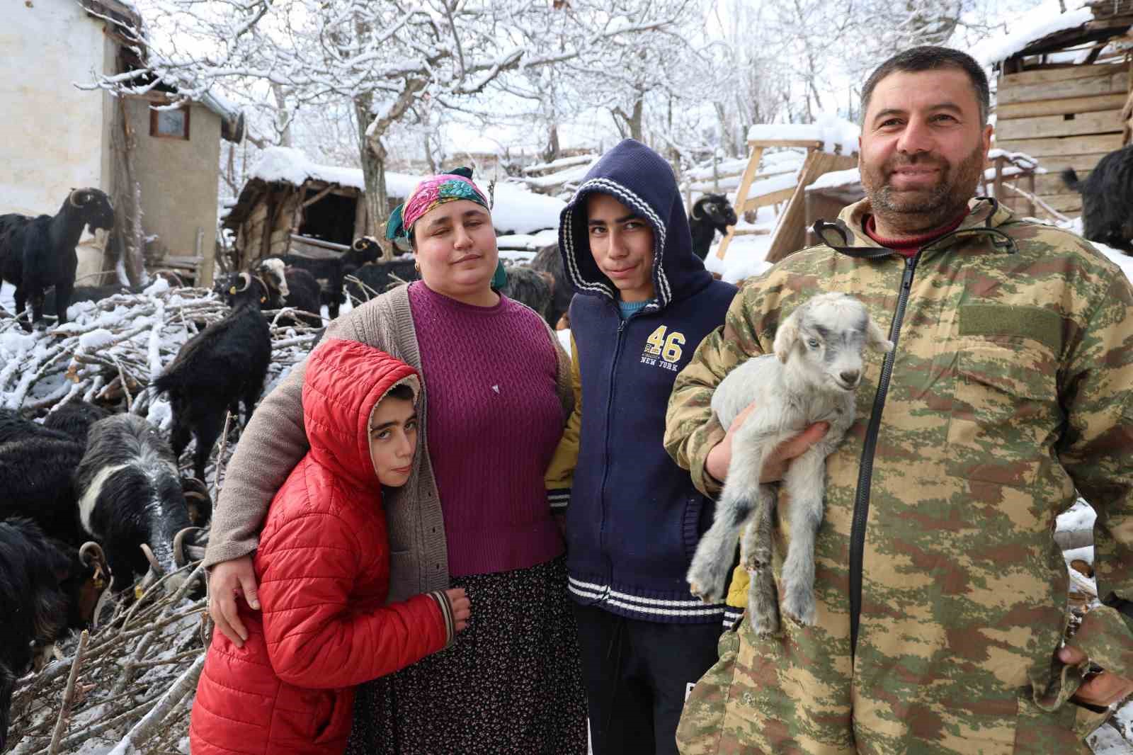 Kırsalda hayvancılıkla uğraşan kadın besicinin zorlu mesaisi