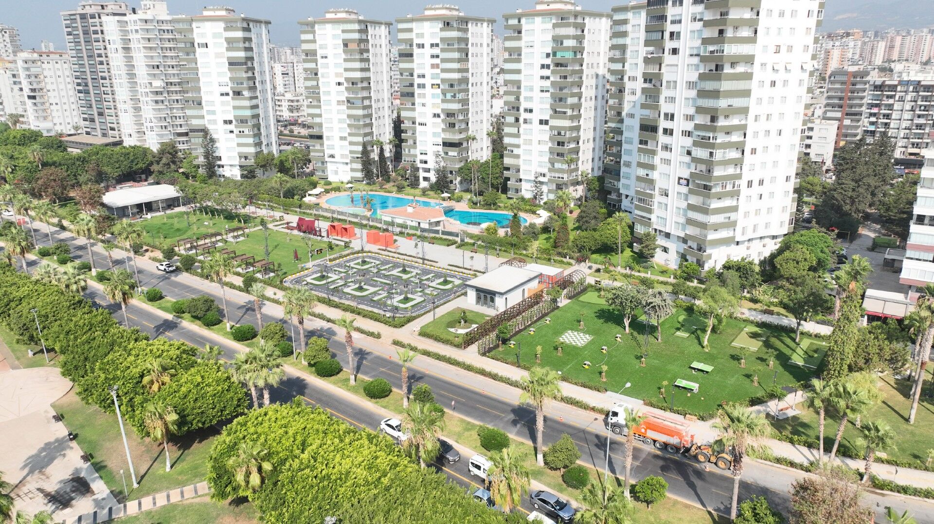 Thumbnail Büyükşehi̇r Beledi̇yesi̇ 2025 Yilinda Da Kenti̇n Yeşi̇l Yüzünü Geni̇şletti̇ (1)