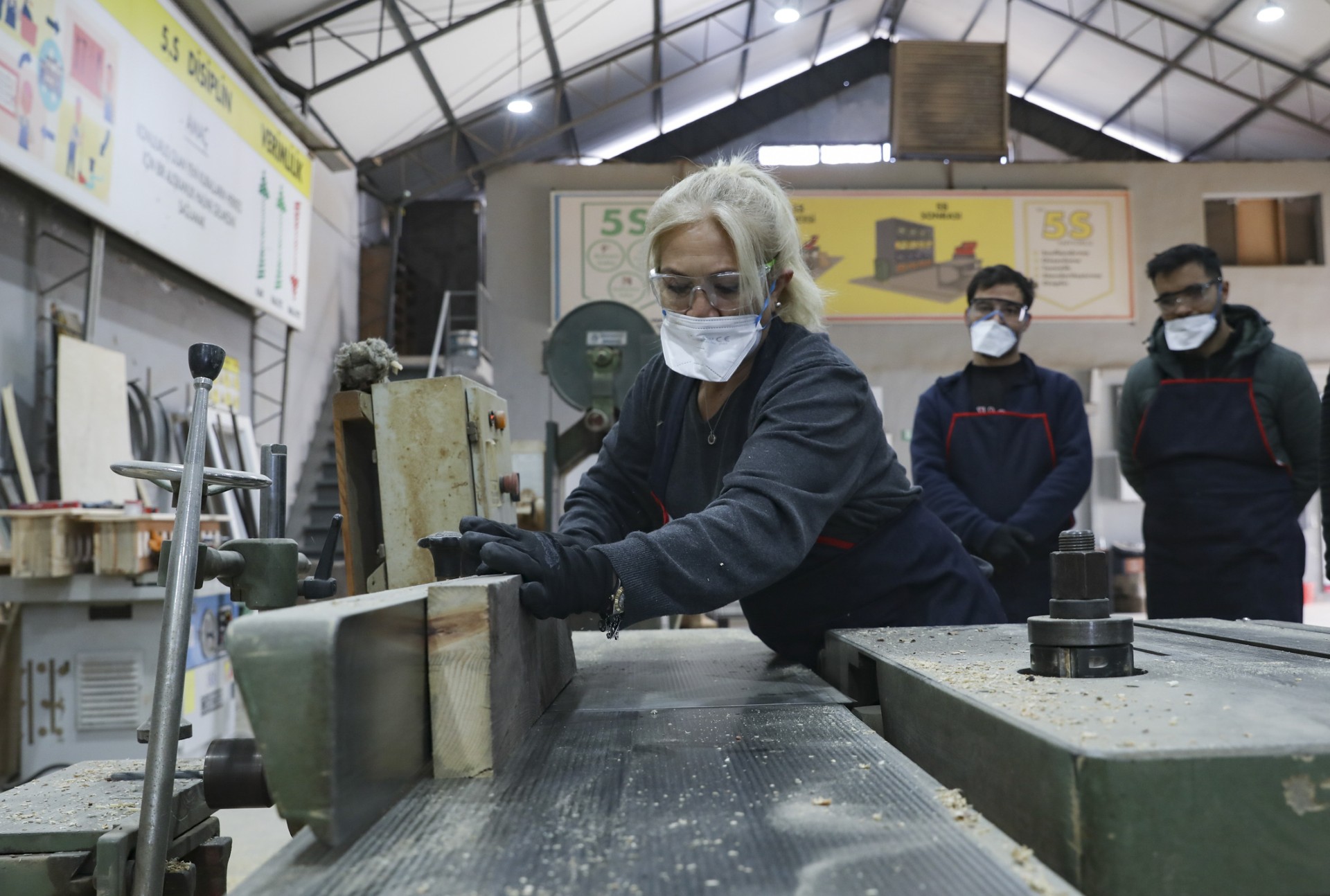 Thumbnail Mersi̇n Büyükşehi̇r Kadin Mobi̇lya Ustalari Yeti̇şti̇ri̇yor (2)