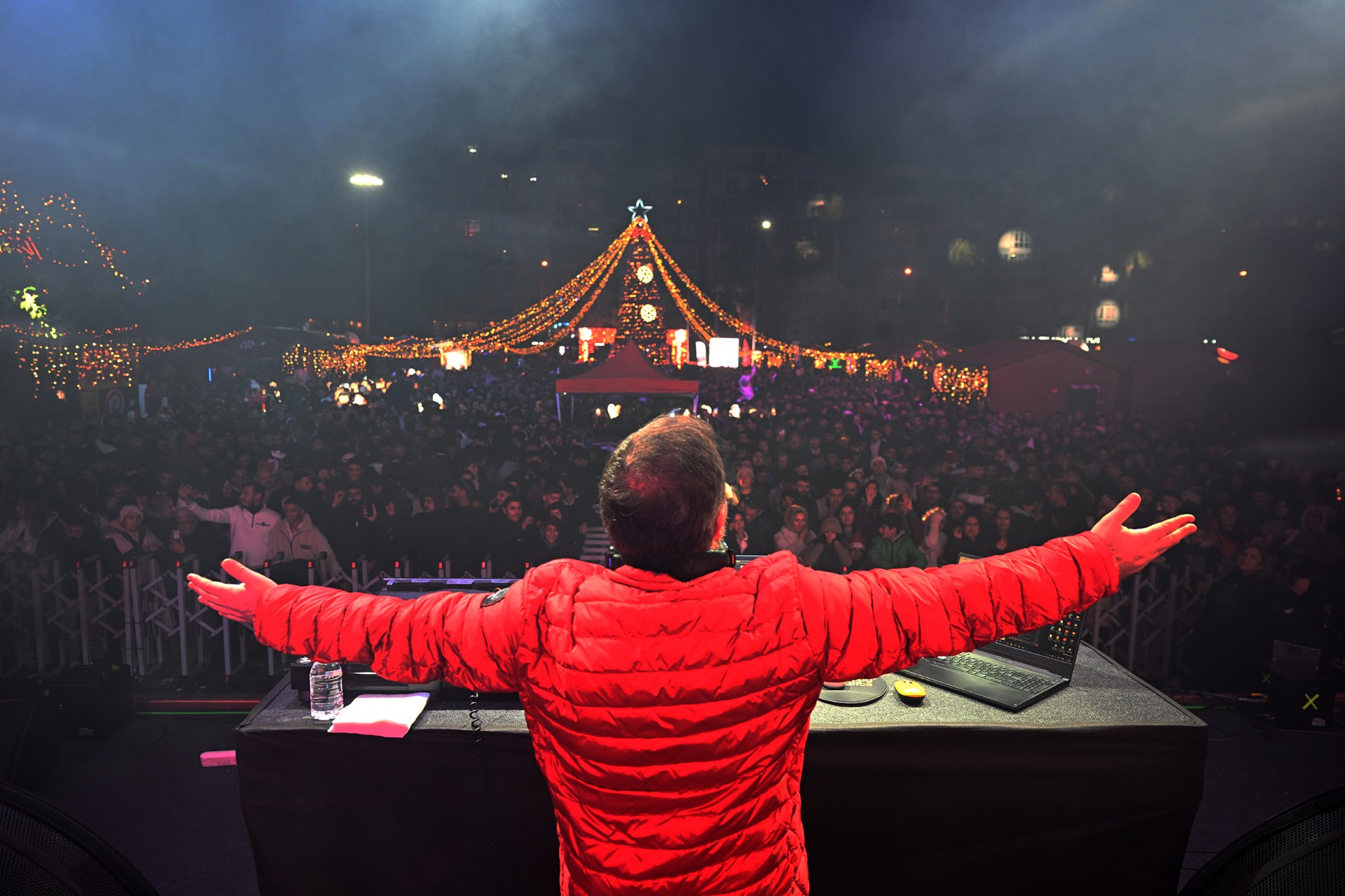 Thumbnail Mersi̇nli̇ler Yeni̇ Yila Büyükşehi̇r İle ‘Merhaba’ Dedi̇ (1)