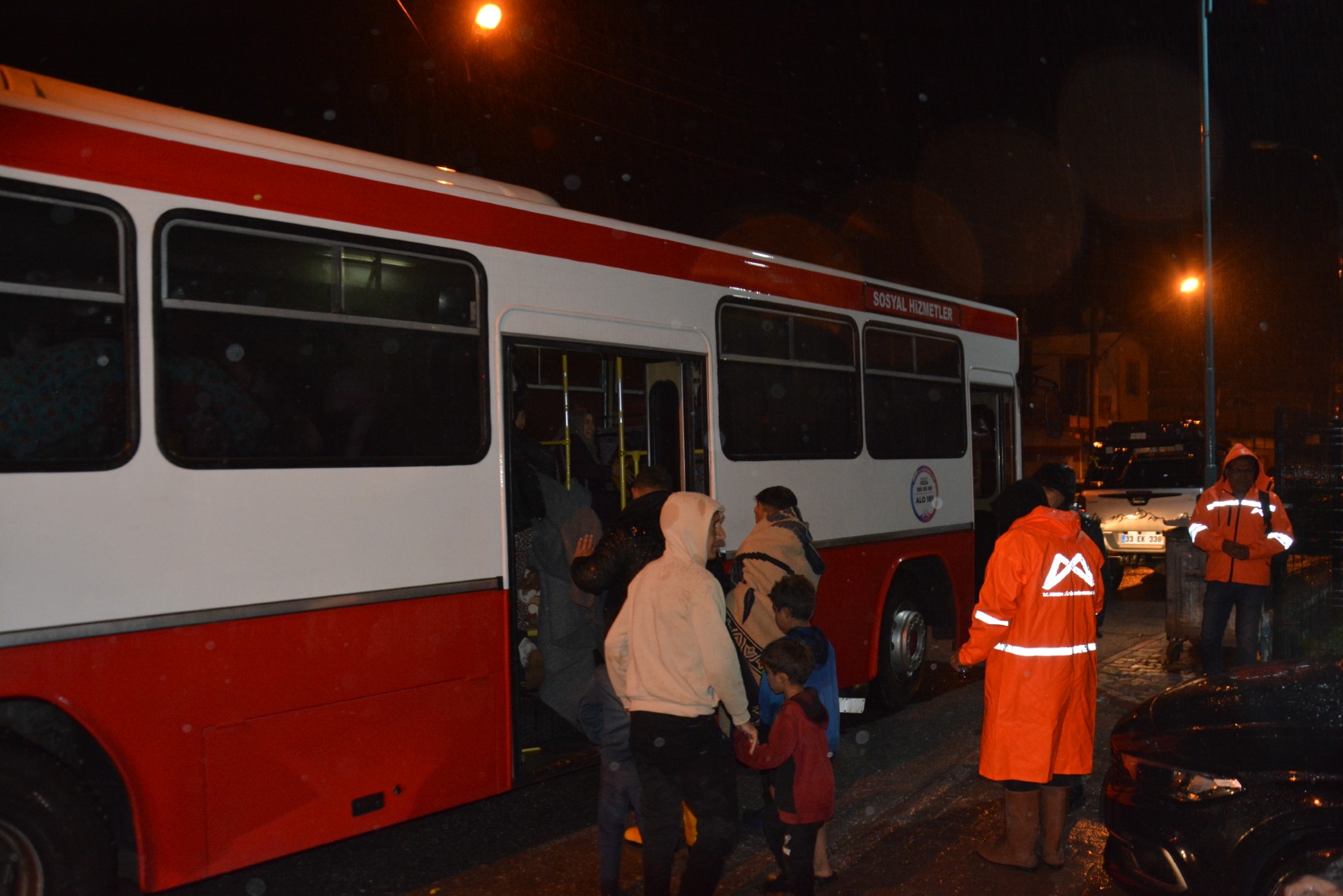 Thumbnail Su Baskini Yüzünden Mahsur Kalan Tarim İşçi̇leri̇ Büyükşehi̇r Tarafindan Tahli̇ye Edi̇ldi̇ (1)