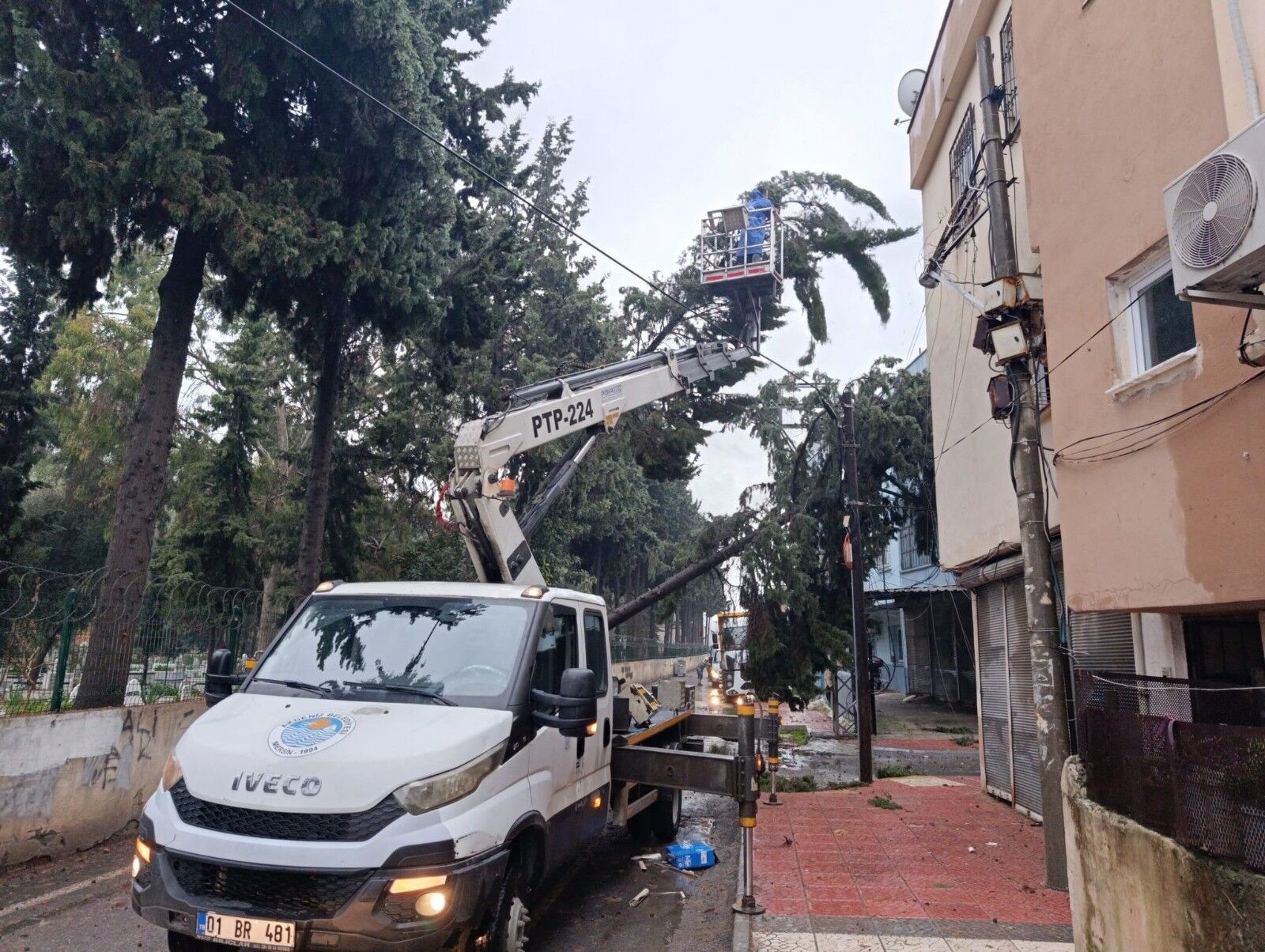 Akdeniz’de Yağış Mesaisi: Ekipler Gece Boyu Sahadaydı