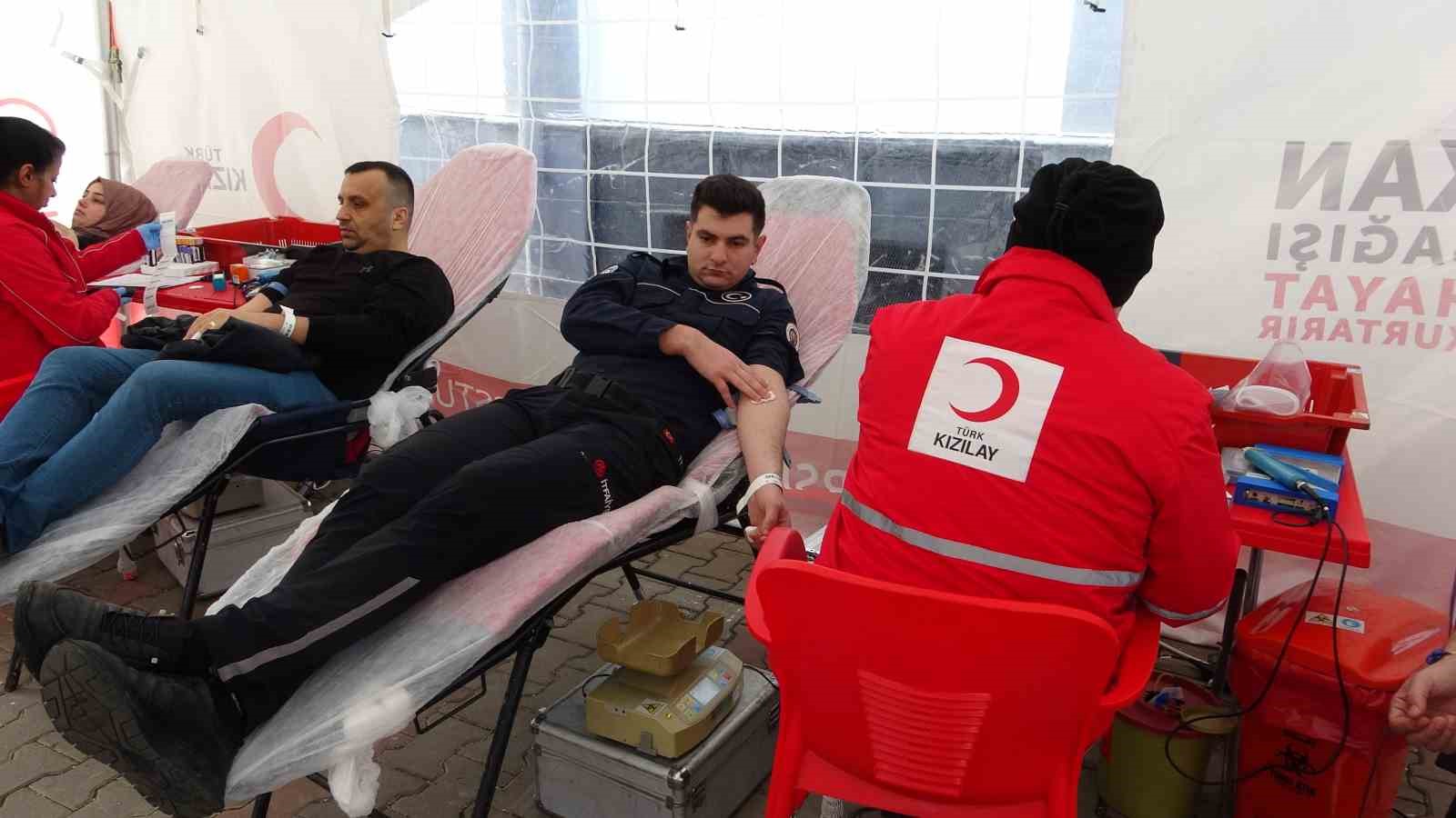 Mersin'de kan veren itfaiye erleri öğrencilerden alkış aldı