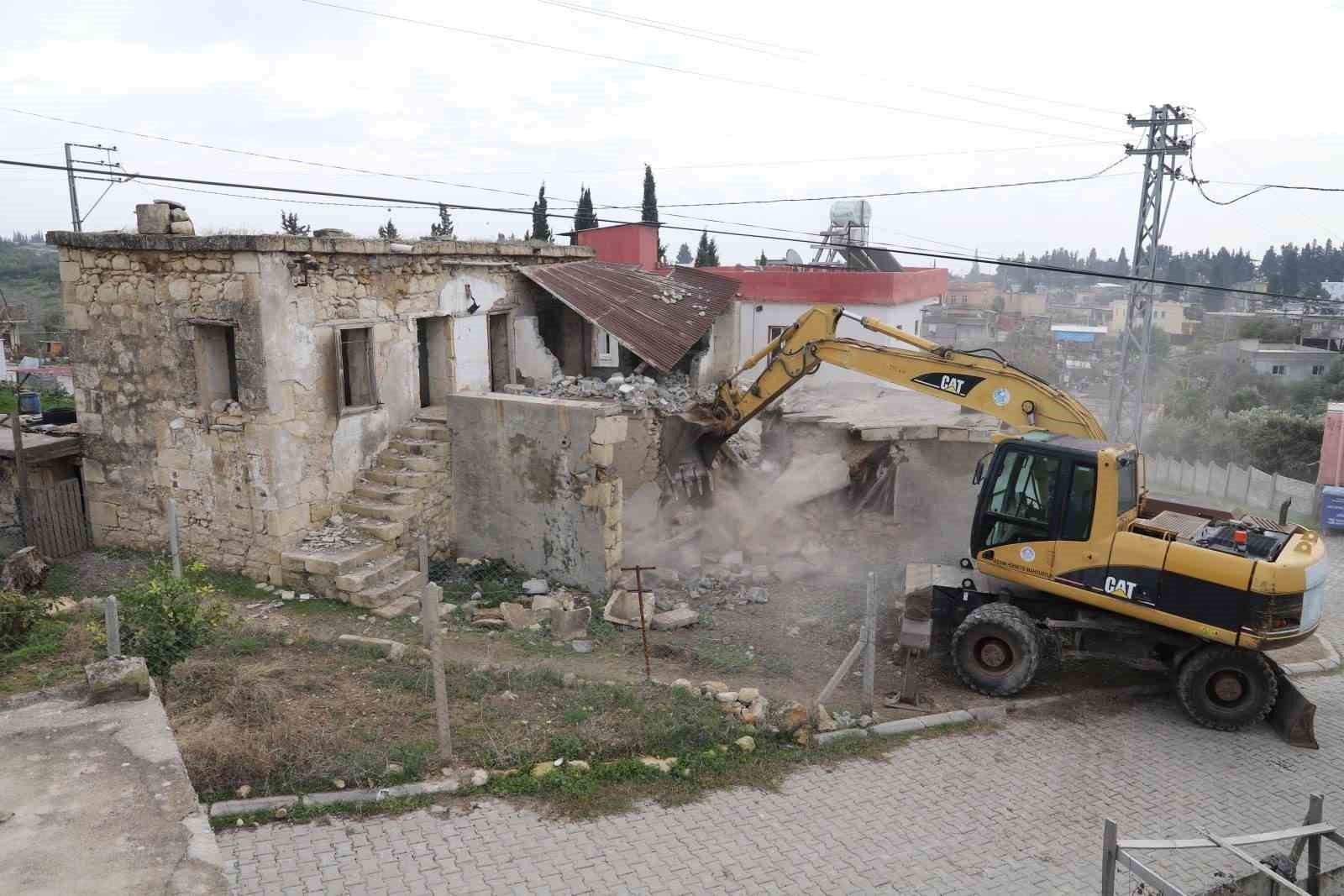Mersin'de metruk bina kontrollü şekilde yıkıldı