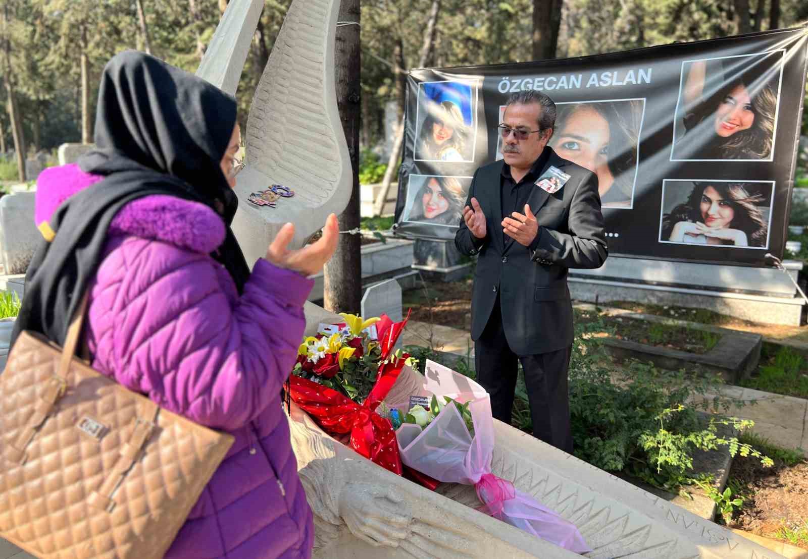Özgecan Aslan ölümünün 11'inci yılında mezarı başında dualarla anıldı