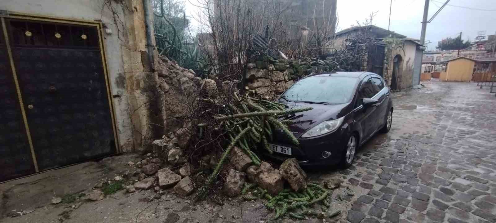 Tarsus'ta duvar çöktü, park halindeki araç zarar gördü