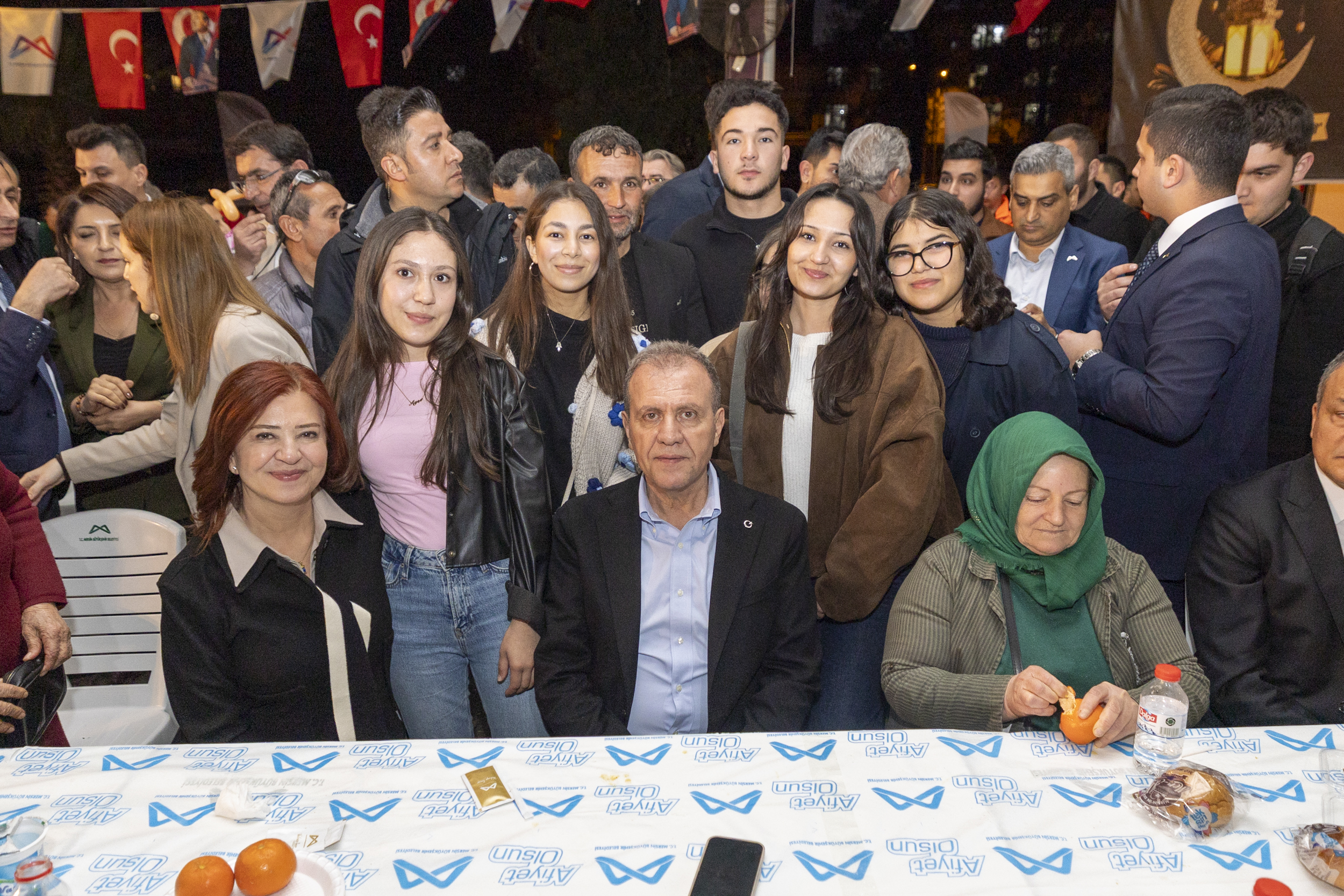 Başkan Seçer İle Meral Seçer, Erdemli̇lerle İftar Sofrasinda Buluştu (5)