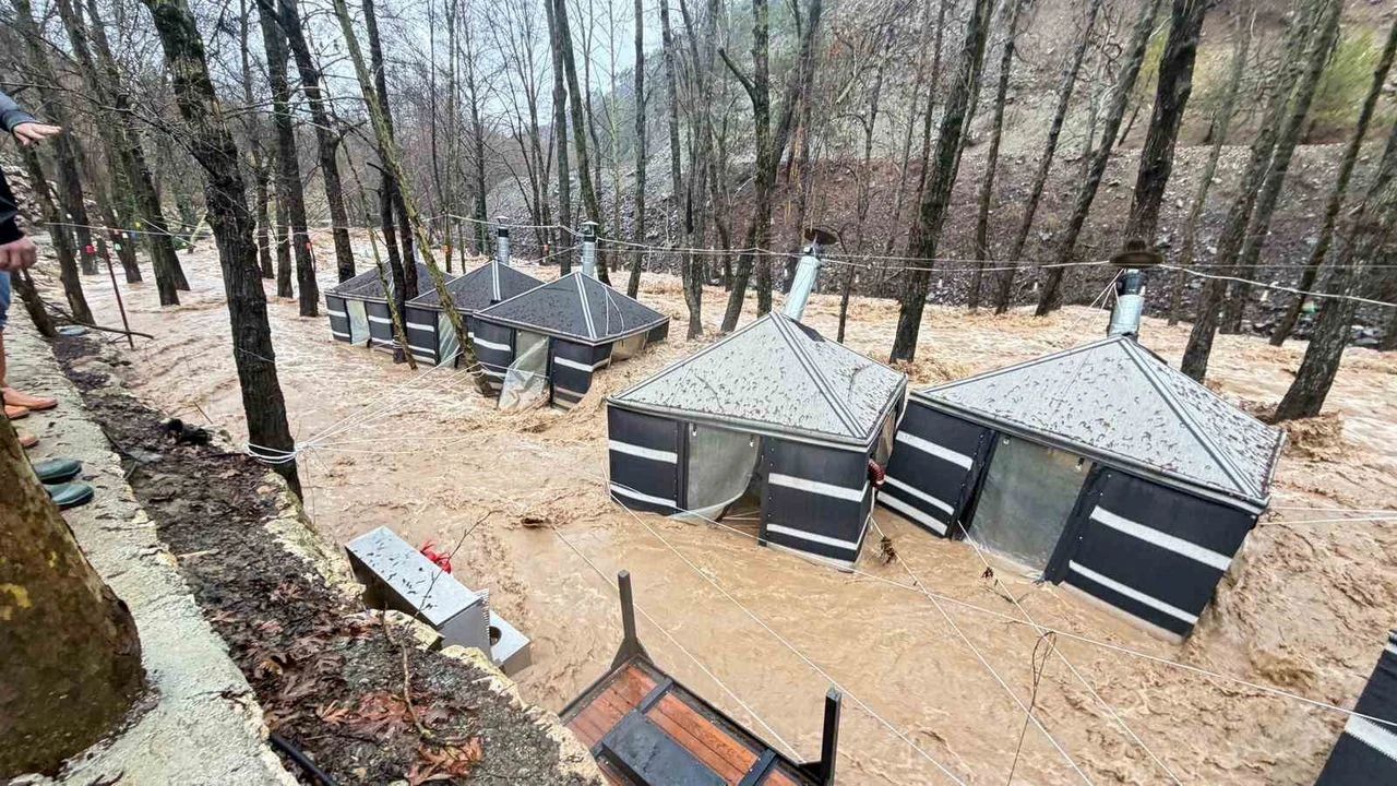 Saganak Mersini Vurdu Dereler Tasti Restoran Sular Altinda Kaldi