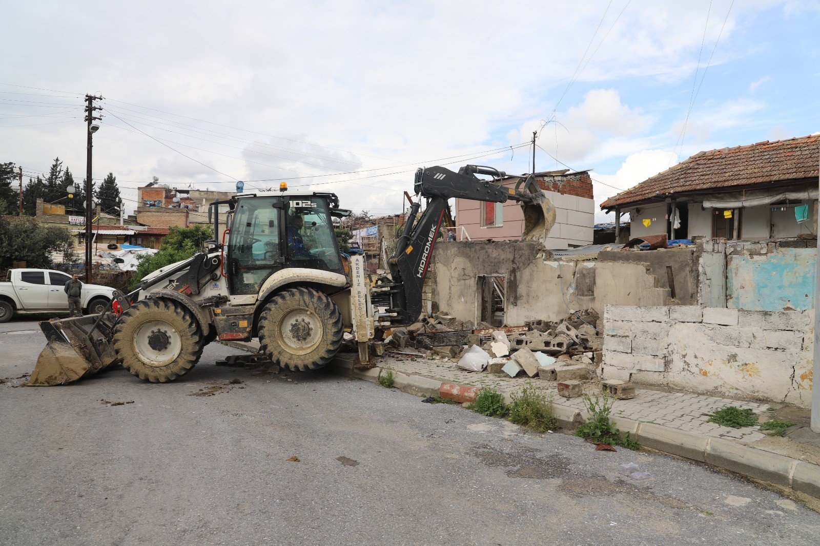 Akdeniz'de Riskli Yapılara Neşter: Metruk Bina Yıkıldı
