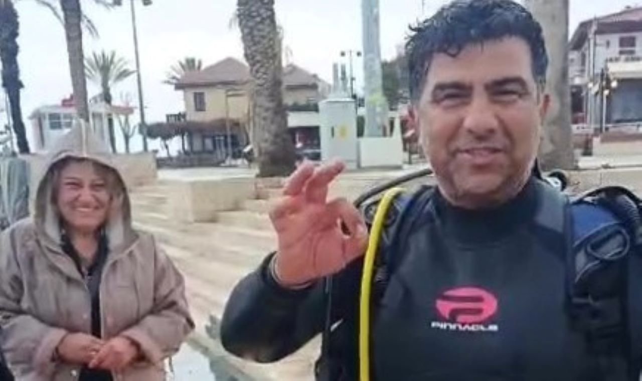 Denize düşen evlilik yüzüğünü dalgıçlar çıkardı