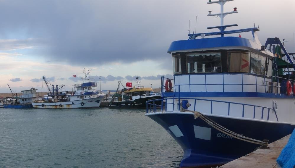 Fırtınalı Akdeniz, balıkçıları barınağa hapsetti