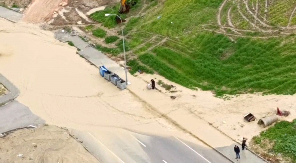 Adana'da yağmur hayatı felç etti: Dereler taştı, yollar göle döndü