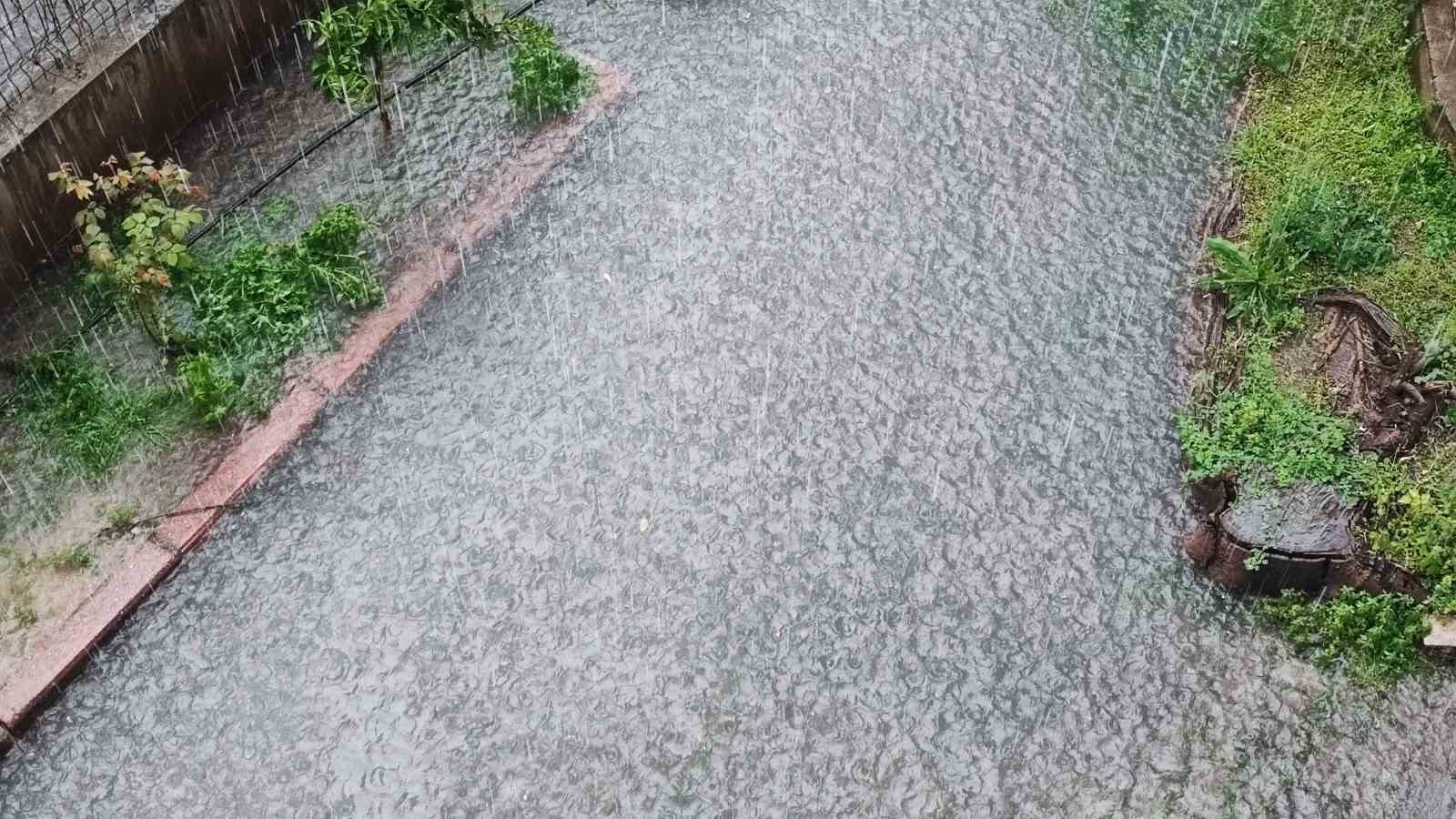 Adana'da yağmur sele neden oldu