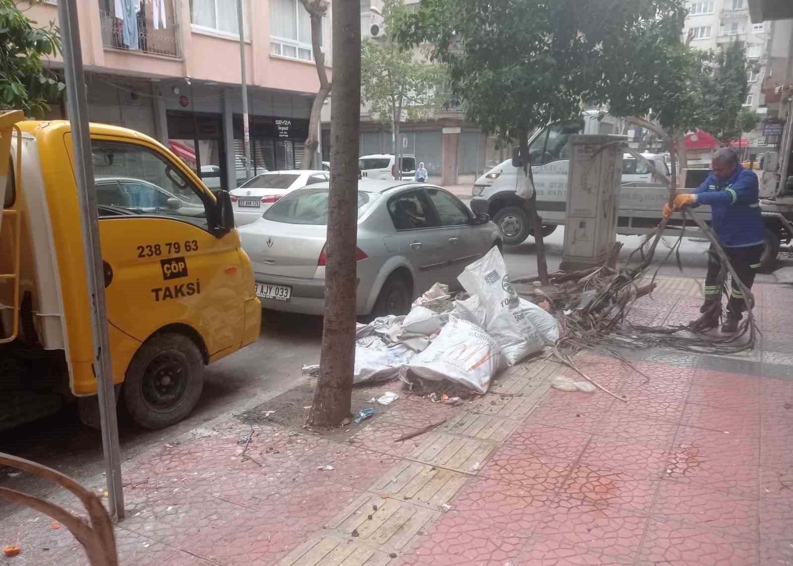 Akdeniz'de temizlik çalışmaları üç vardiya sürüyor