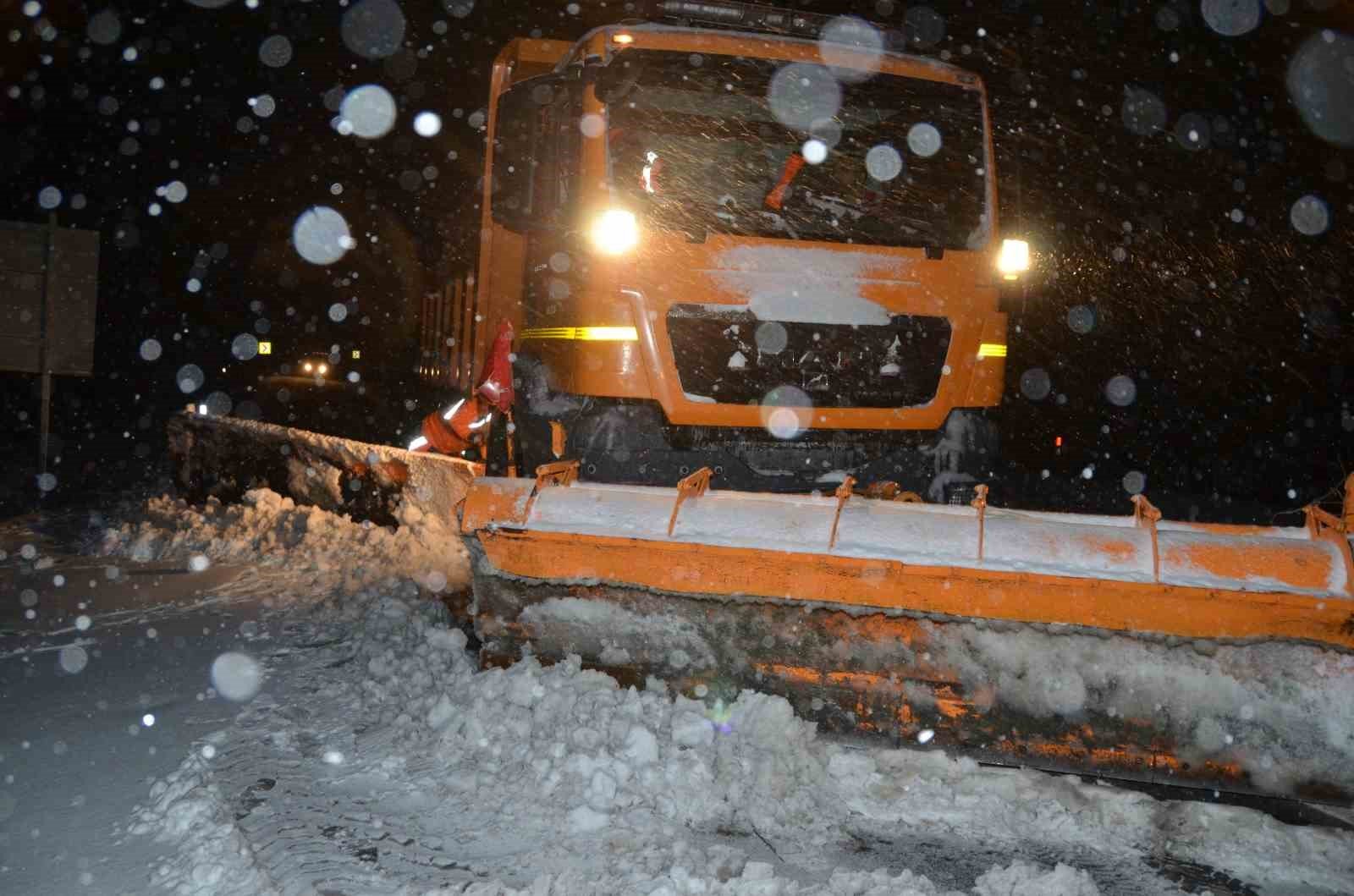Alacabel'de yağmur kara döndü, kar kalınlığı 5 santime ulaştı