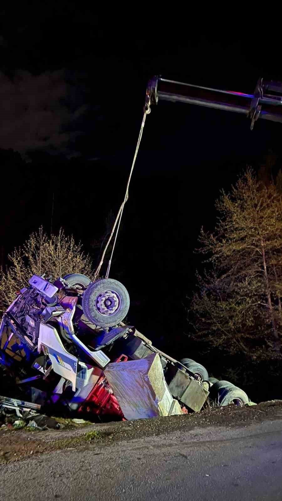 Alanya'da kamyon şarampole devrildi: 1 ölü, 1 yaralı