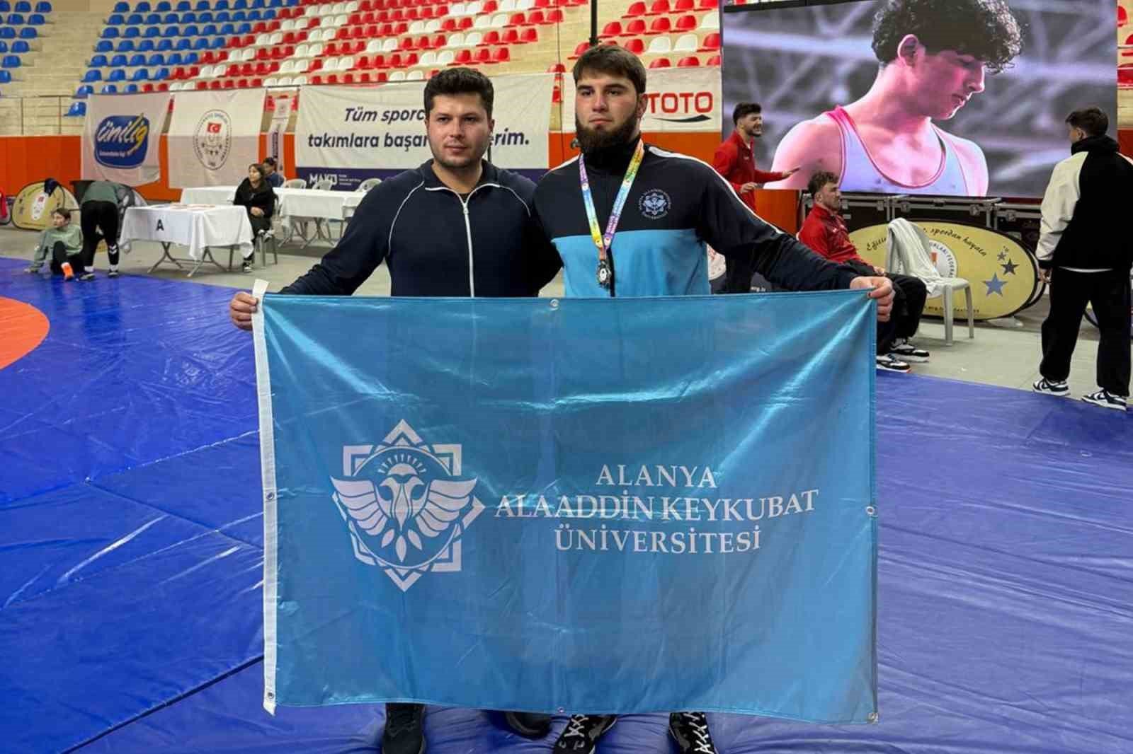 ALKÜ'lü öğrenci güreş şampiyonasından madalyayla döndü