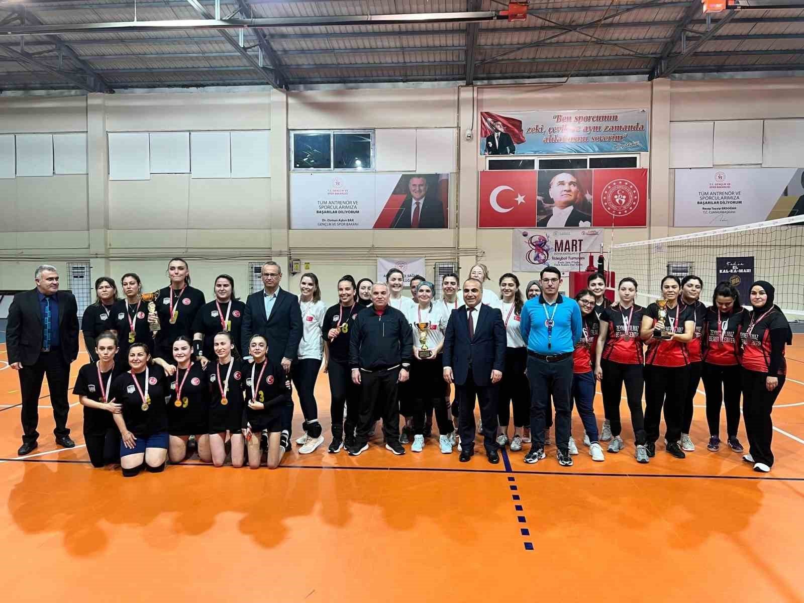 Anamur'da Kadınlar Günü Voleybol Turnuvası tamamlandı