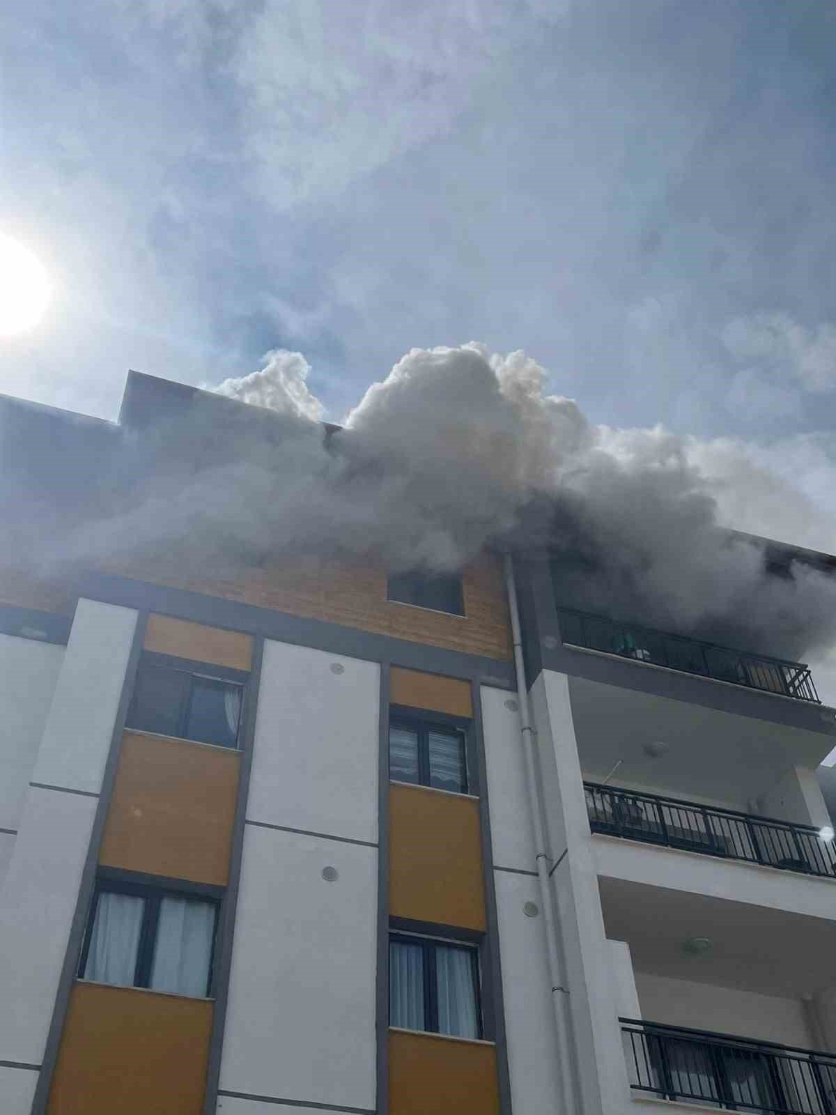 Antakya'da alevlere teslim olan ev kullanılmaz hale geldi