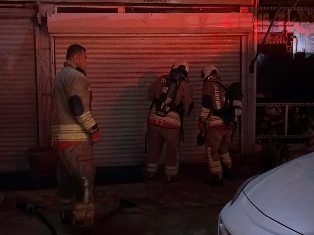 Antakya'da iş yeri alevlere teslim oldu