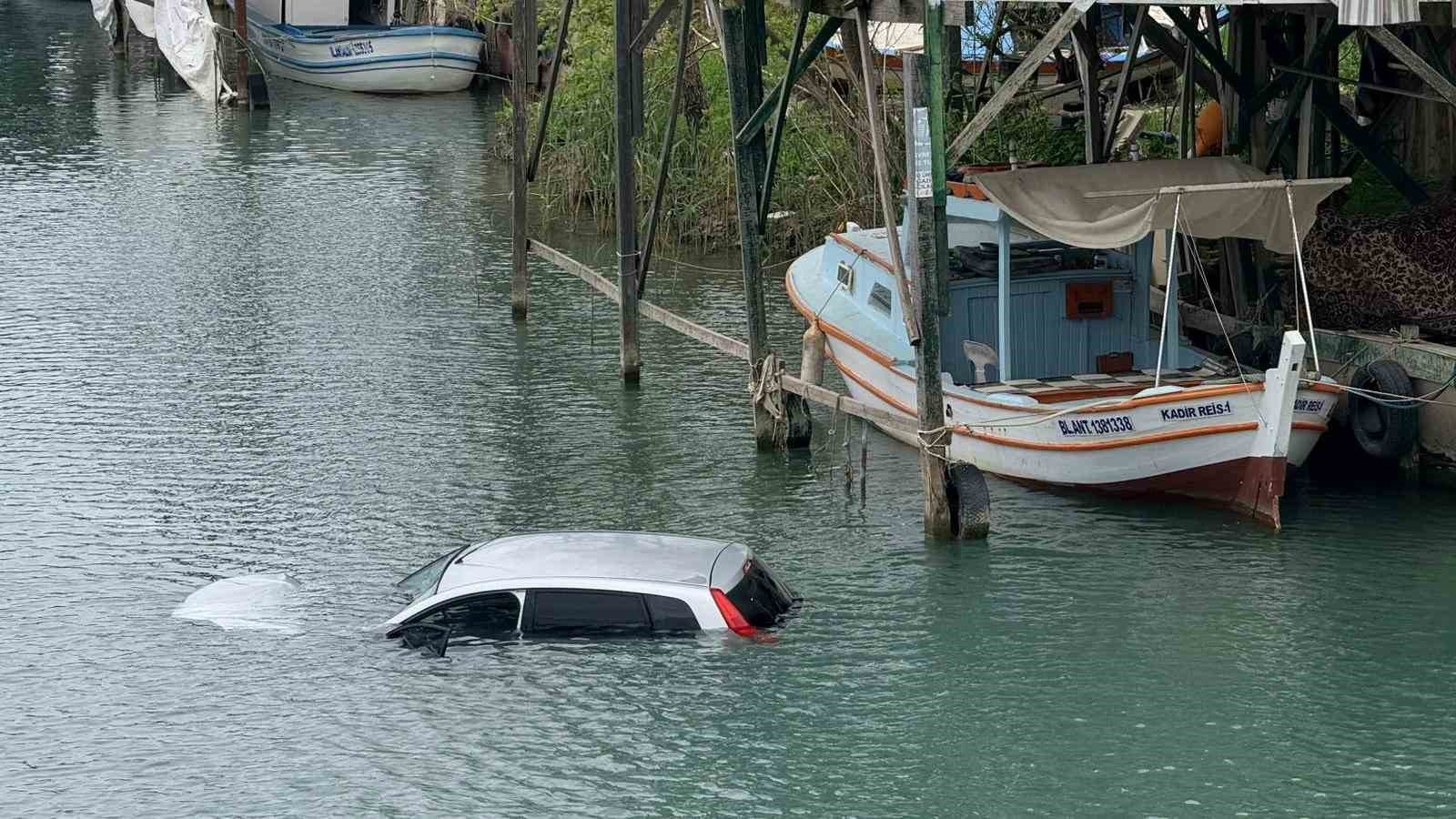 Antalya'da kontrolden çıkan otomobil ırmağa uçtu