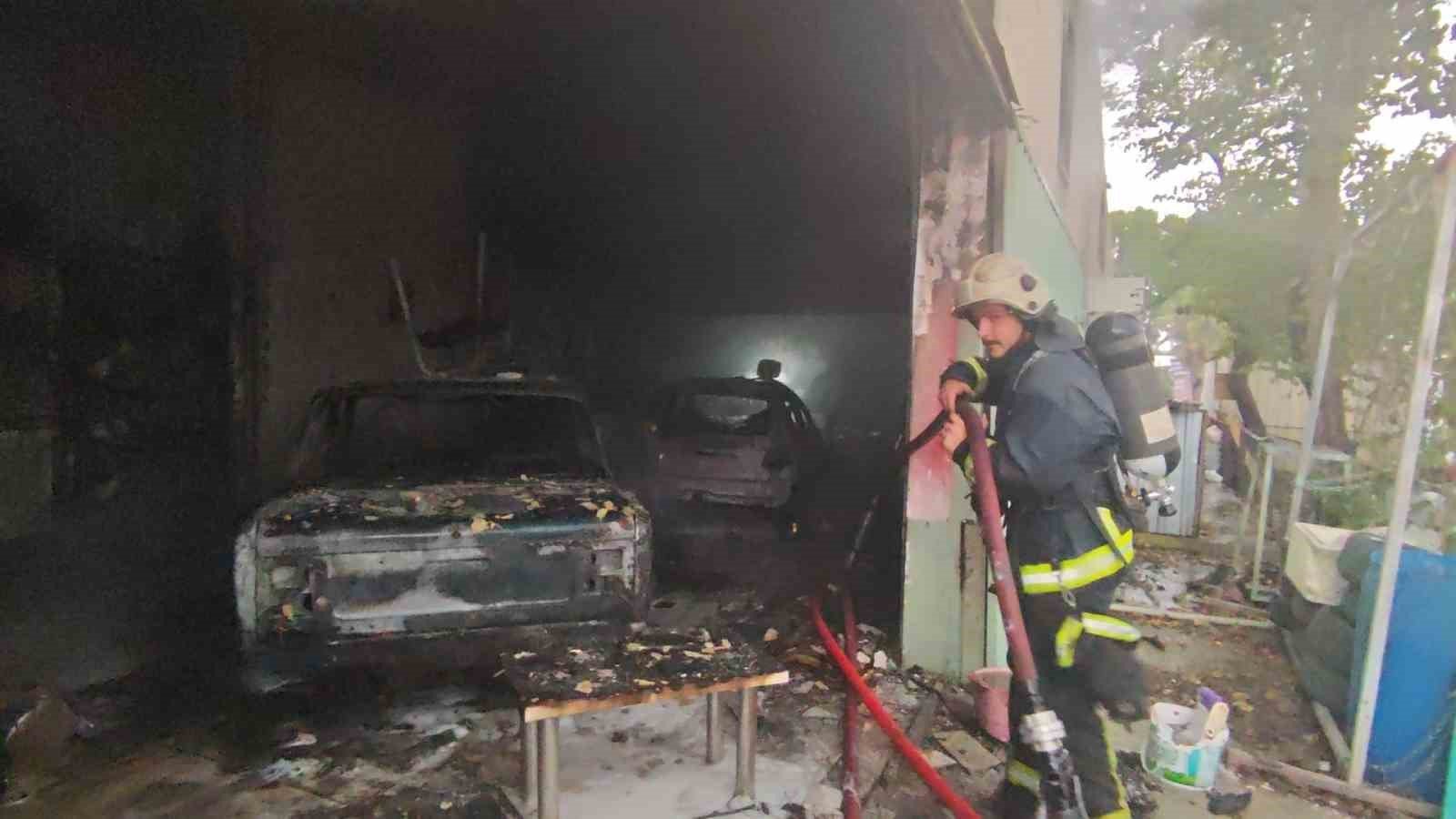 Antalya'da oto boyama atölyesindeki yangında iki iş yeri zarar gördü