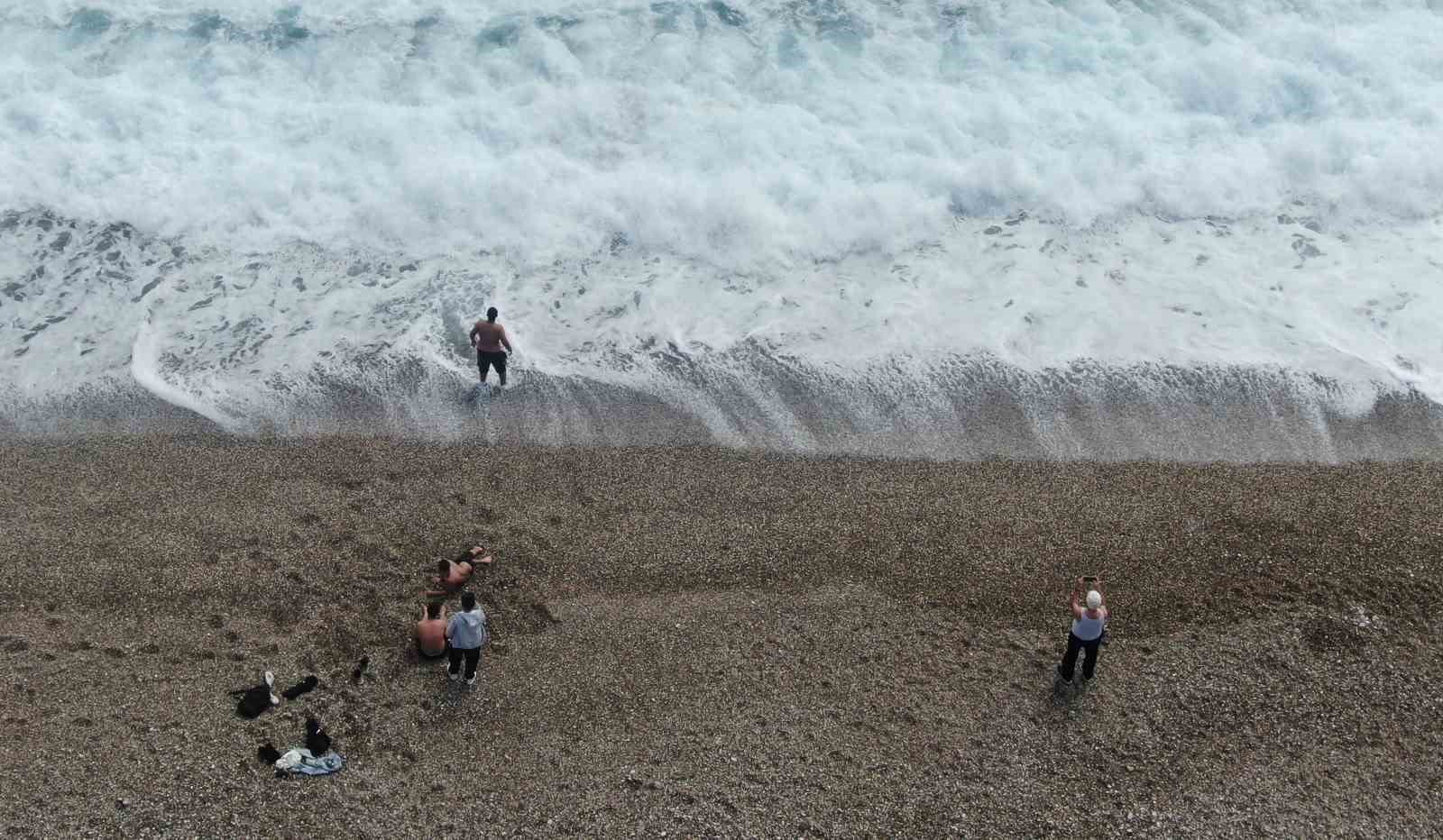 Antalya'nın yüksek kesimlerinde karla mücadele, sahilinde deniz keyfi