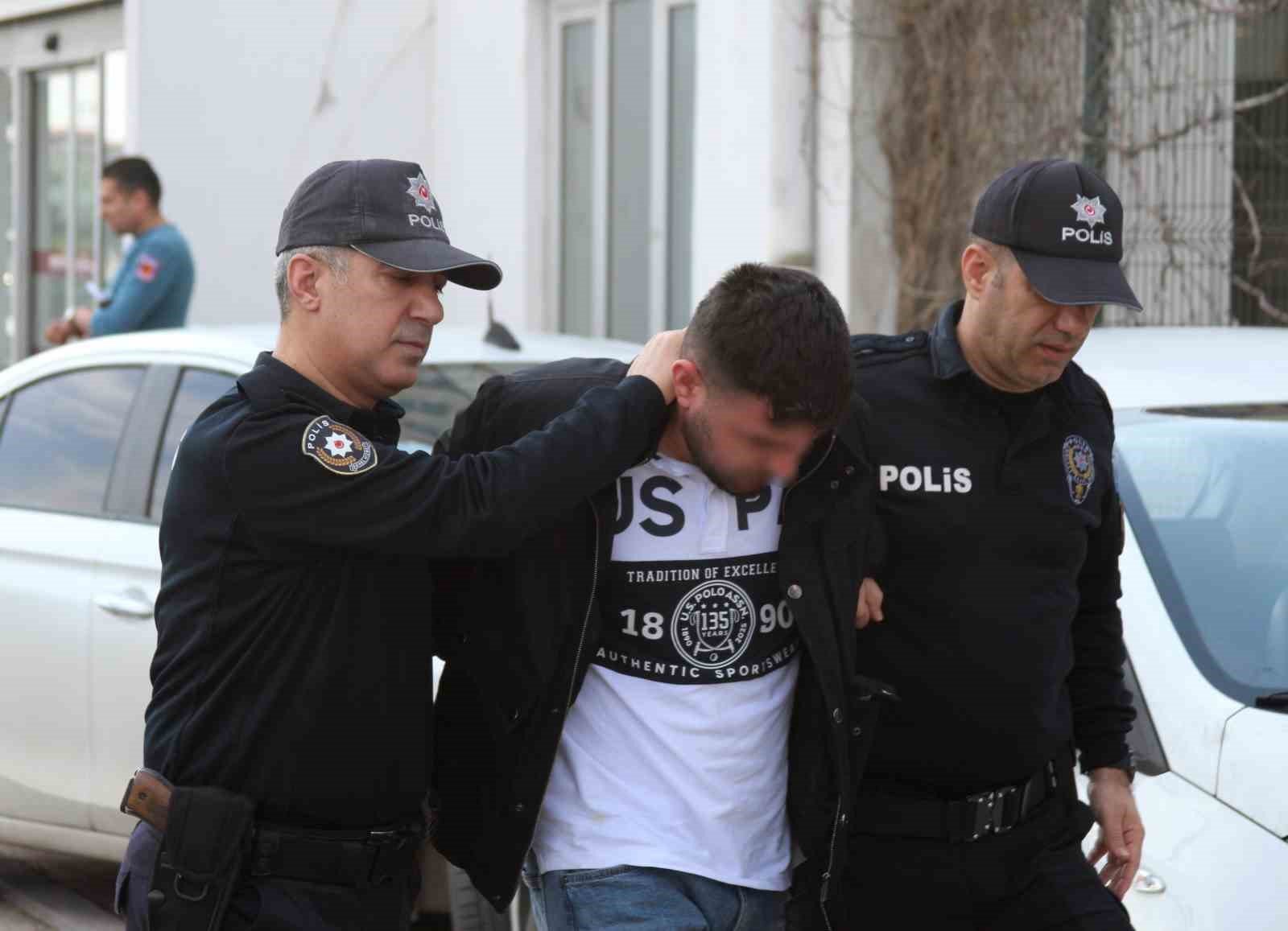 Ayağıyla araç sürdü: Ev hapsi ve her türlü motorlu araç kullanmama cezası aldı