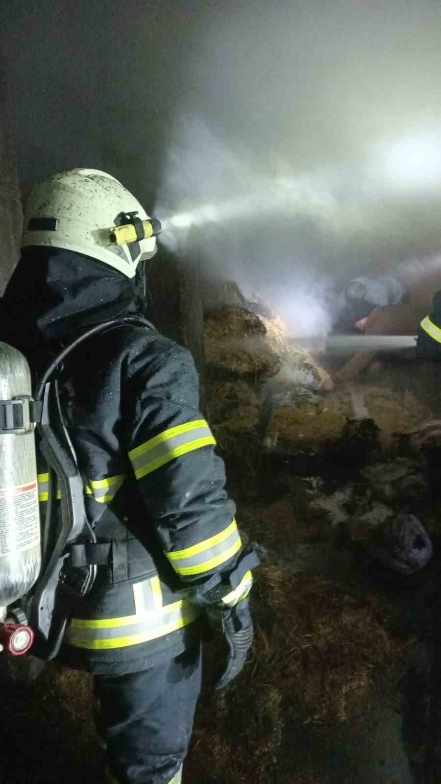 Burdur'da evin altında bulunan saman balyaları yandı