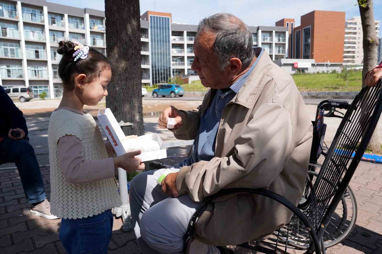 Çukurova'da miniklerden yaşlılara anlamlı ziyaret