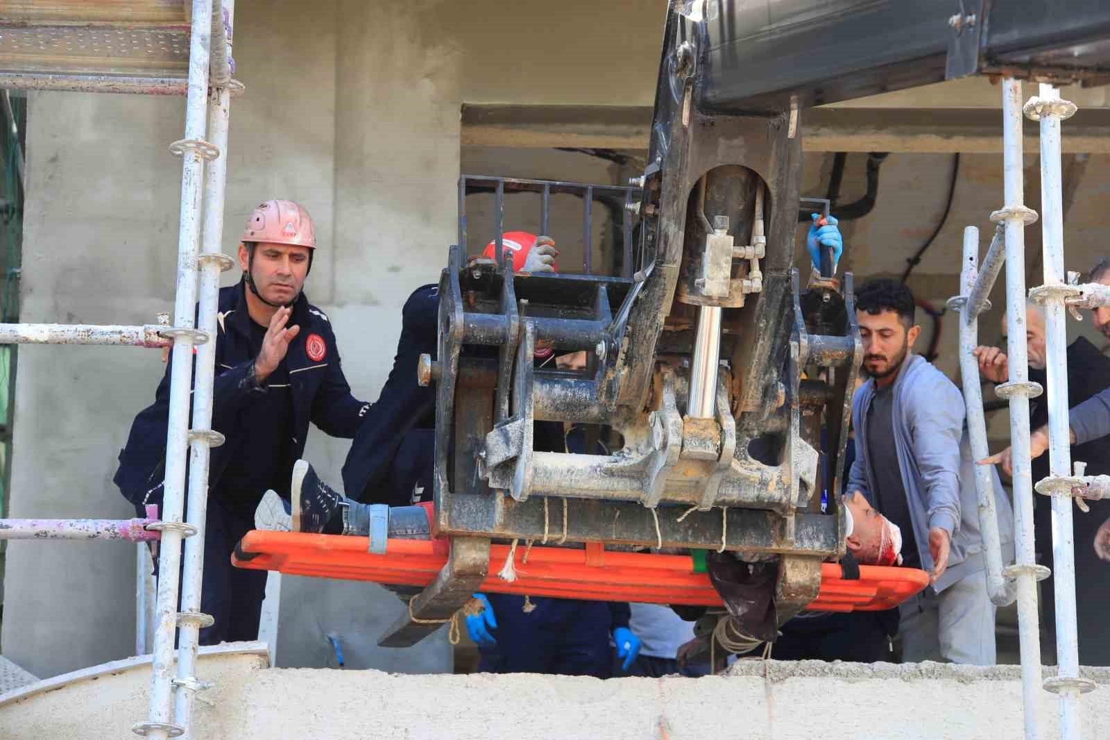 Demir iskeleden düşen inşaat işçisi yaralandı