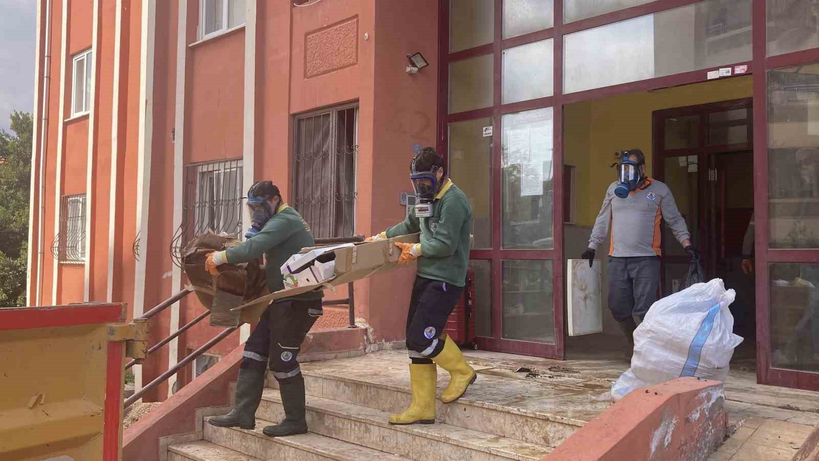 Ekipler gaz maskesiyle girdi iki günde temizledi: Evden 7 kamyonet çöp çıktı