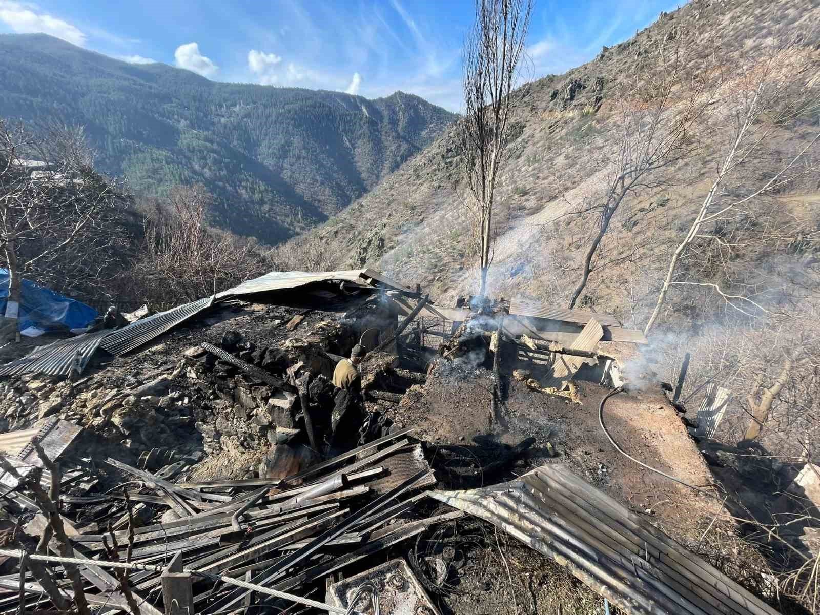 Feke'de müstakil ev yangında kullanılamaz hale geldi