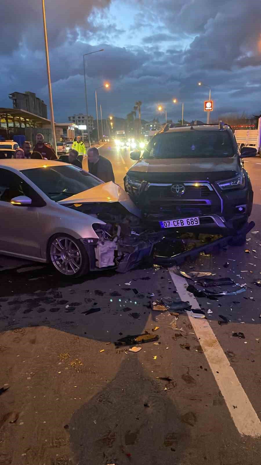 Gazipaşa'da kavşakta otomobille kamyonet çarpıştı: 1'i ağır 5 yaralı
