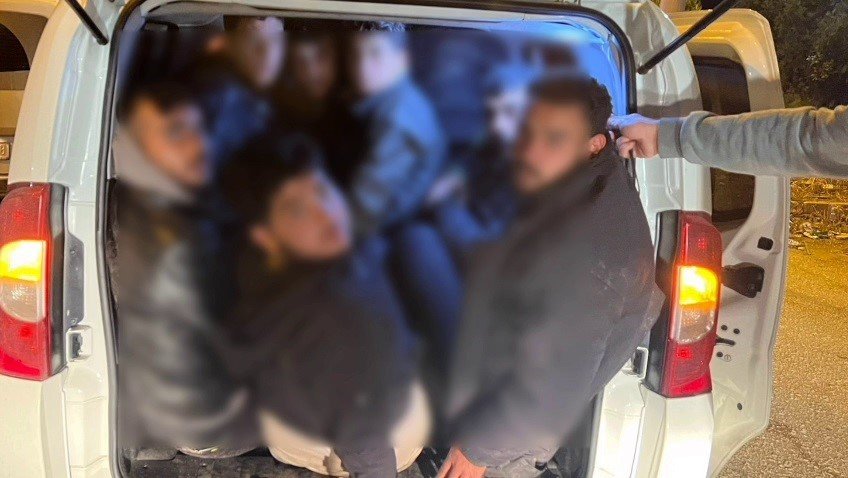 Göçmenleri tıka basa taşırken yakayı ele veren insan tacirine 102 bin TL  ceza - Sonses.tv – Mersin Son Dakika Haberleri ve Sıcak Gelişmeler