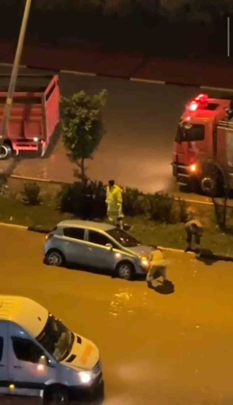 Hatay'da aşırı yağışların etkisiyle, göle dönen yollarda araçlar mahsur kaldı