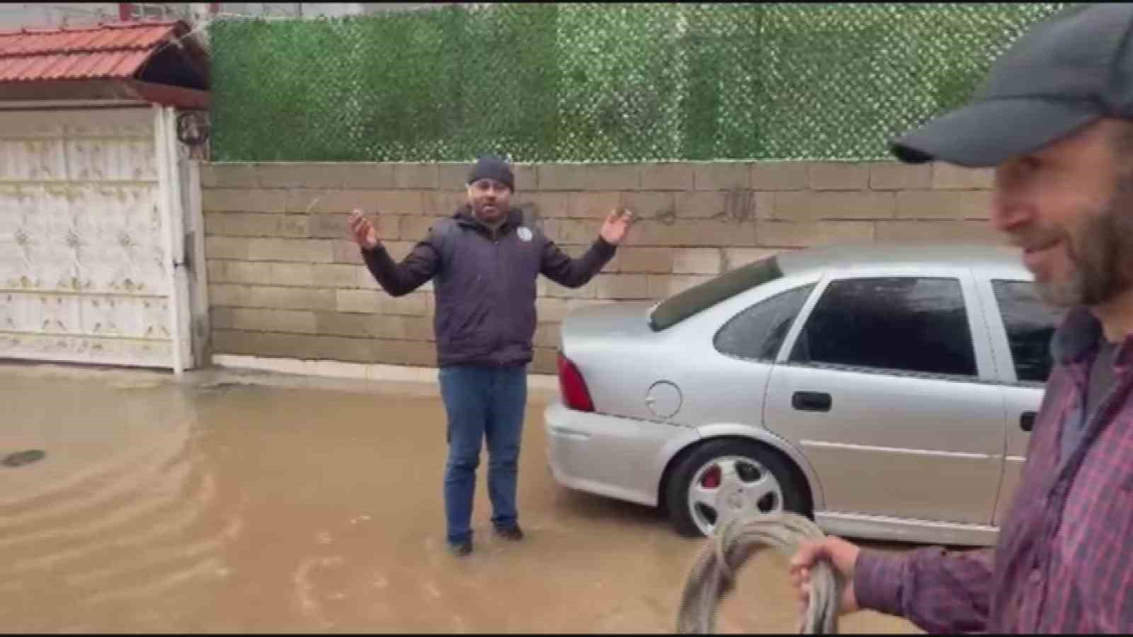 Hatay'da dolu ve sağanak yağış sonrası sel meydana geldi