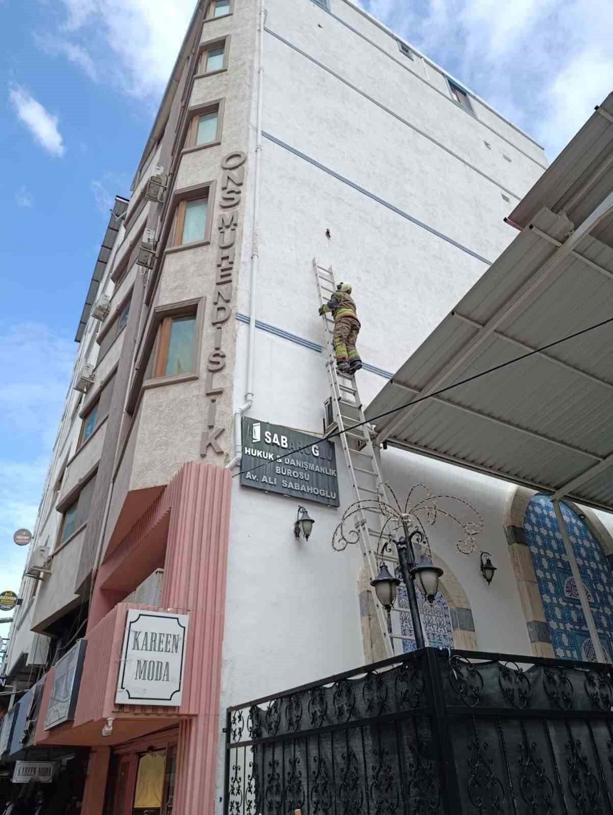 İskenderun'da ipe dolanan kuş kurtarıldı