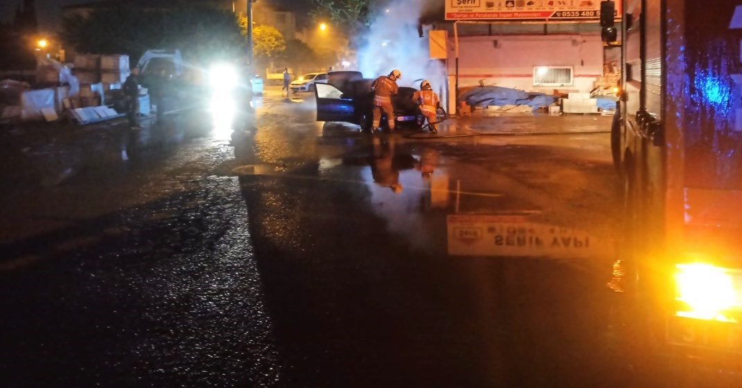 İskenderun'da otomobil yangını