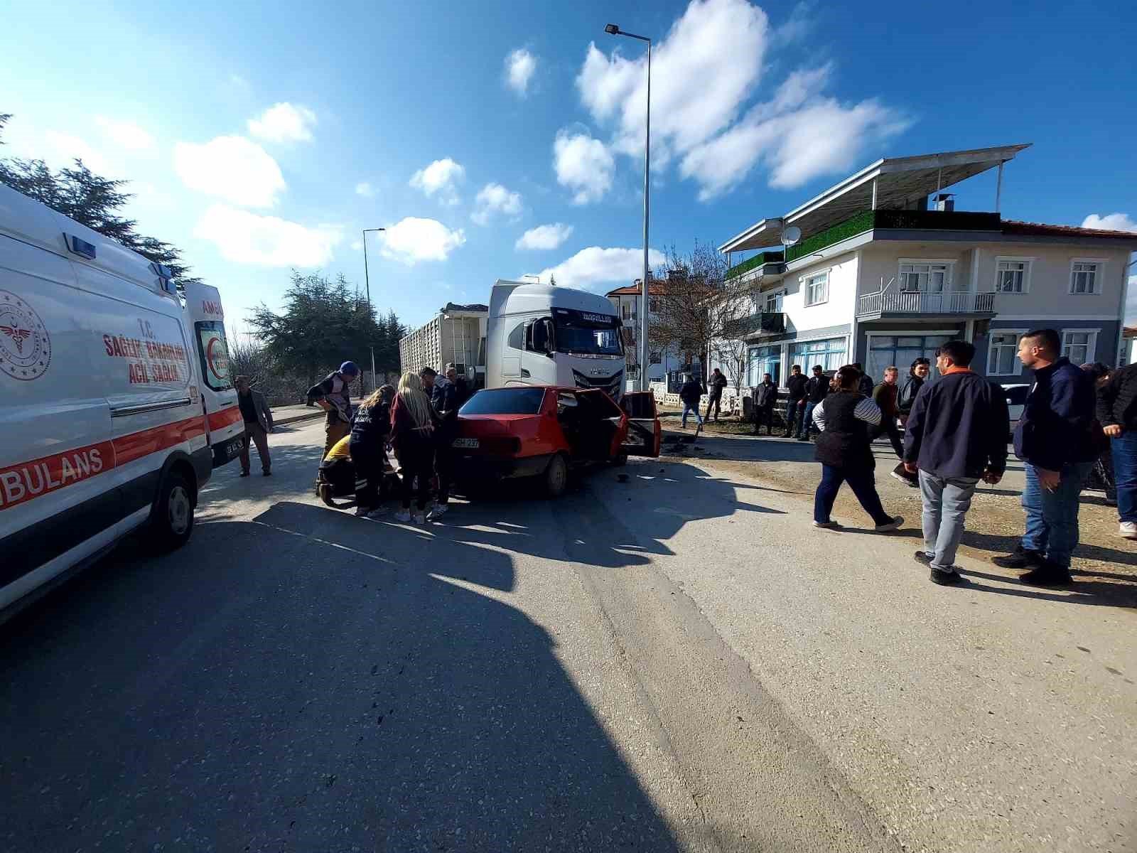 Isparta'da iki otomobil çarpıştı: 4 yaralı