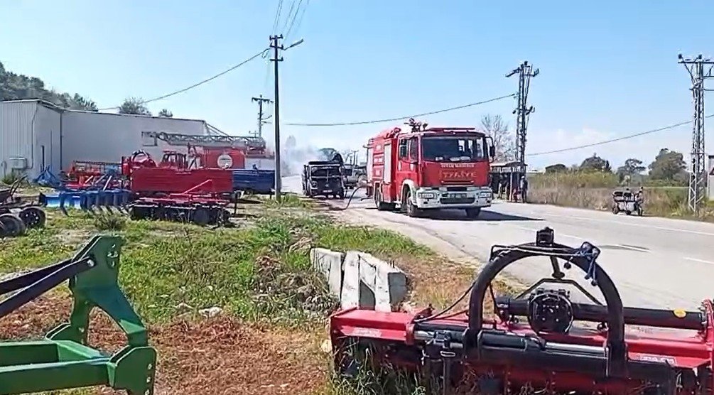 Karton yüklü kamyonet seyir halindeyken yandı