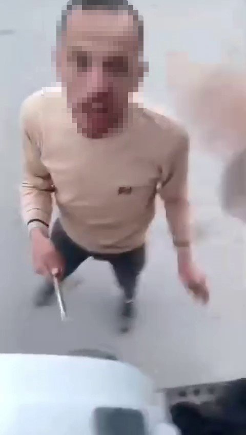 Kazaya sinirlenen tırcı 'Aynama vurdun' deyip, meslektaşına demir sopayla saldırdı