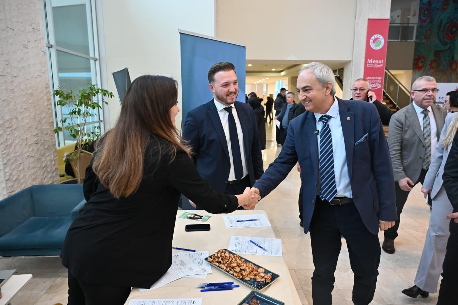 Kepez'de iş arayanlarla işverenler aynı çatı altında buluştu