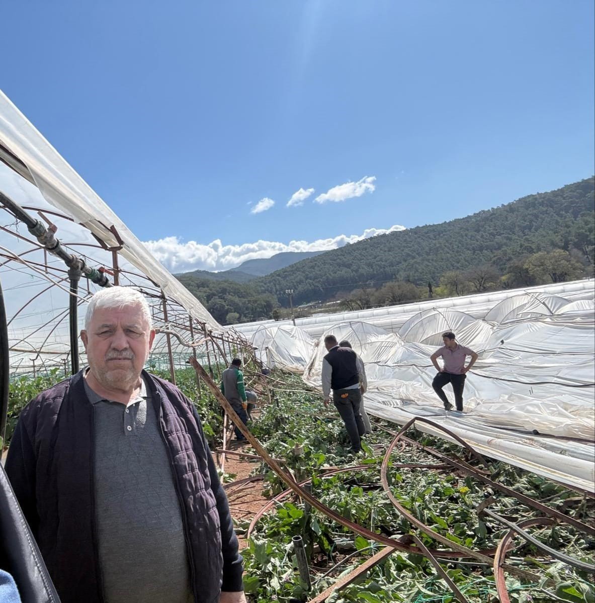Kumluca'da hortum seraları vurdu, 10 dönüm alan zarar gördü