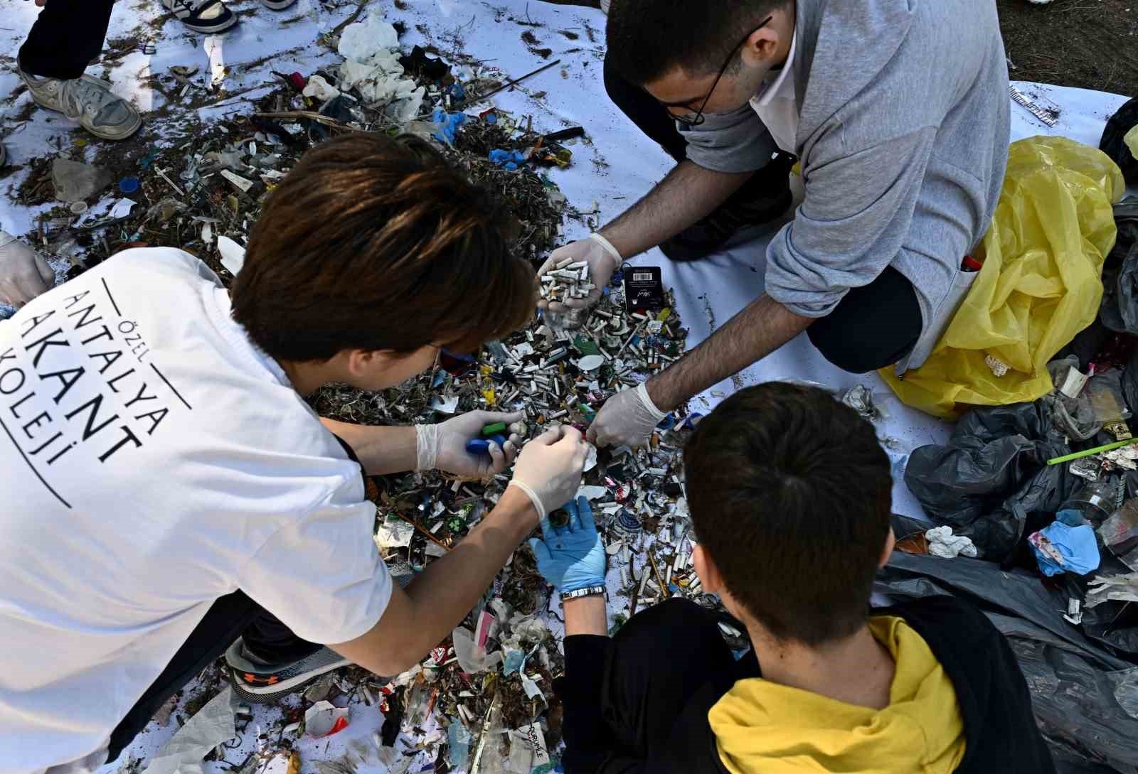 Lara Sahili'nde öğrencilerden bilimsel temizlik