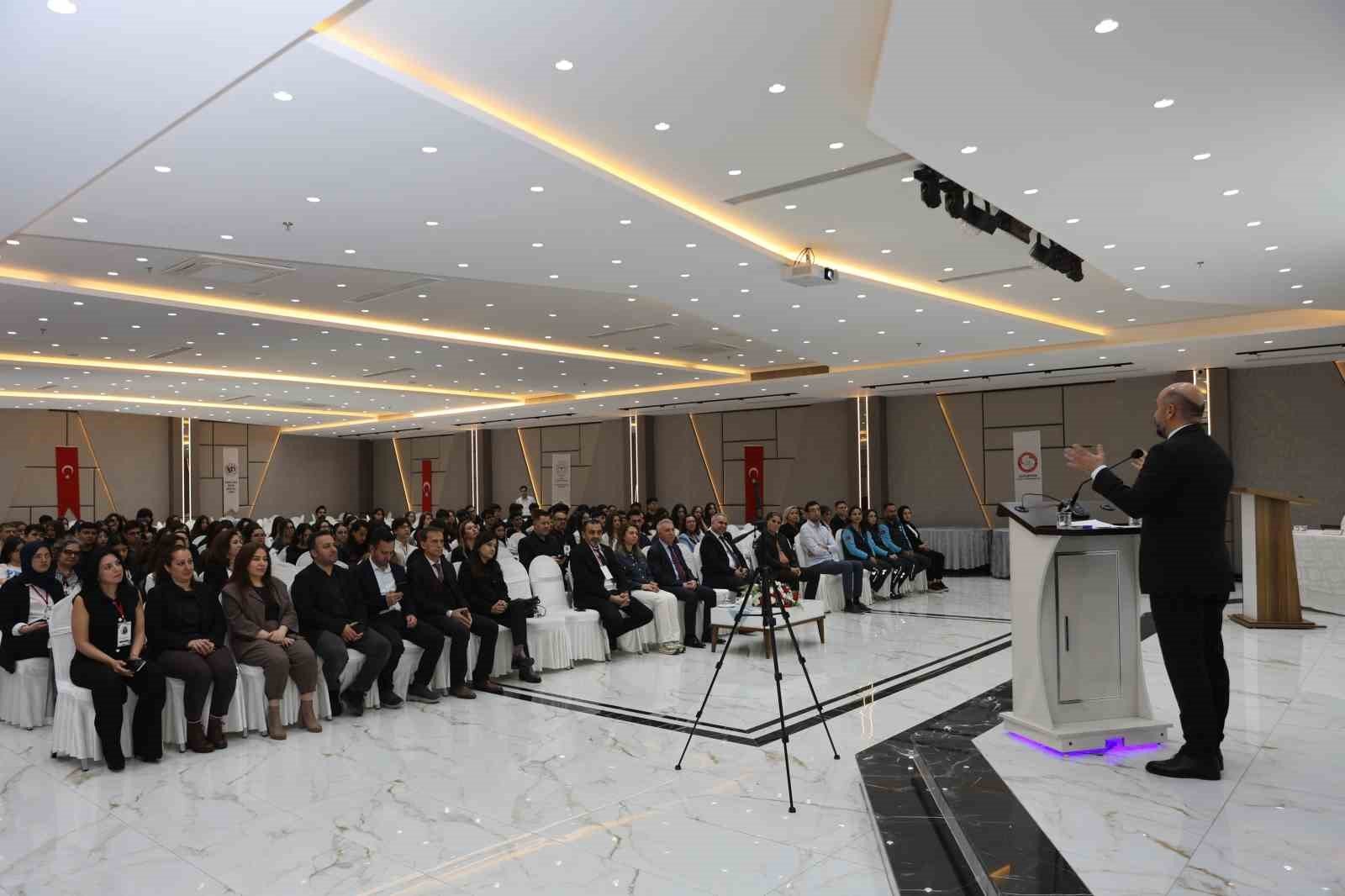 Lise öğrencileri tıp sempozyumuna katıldı