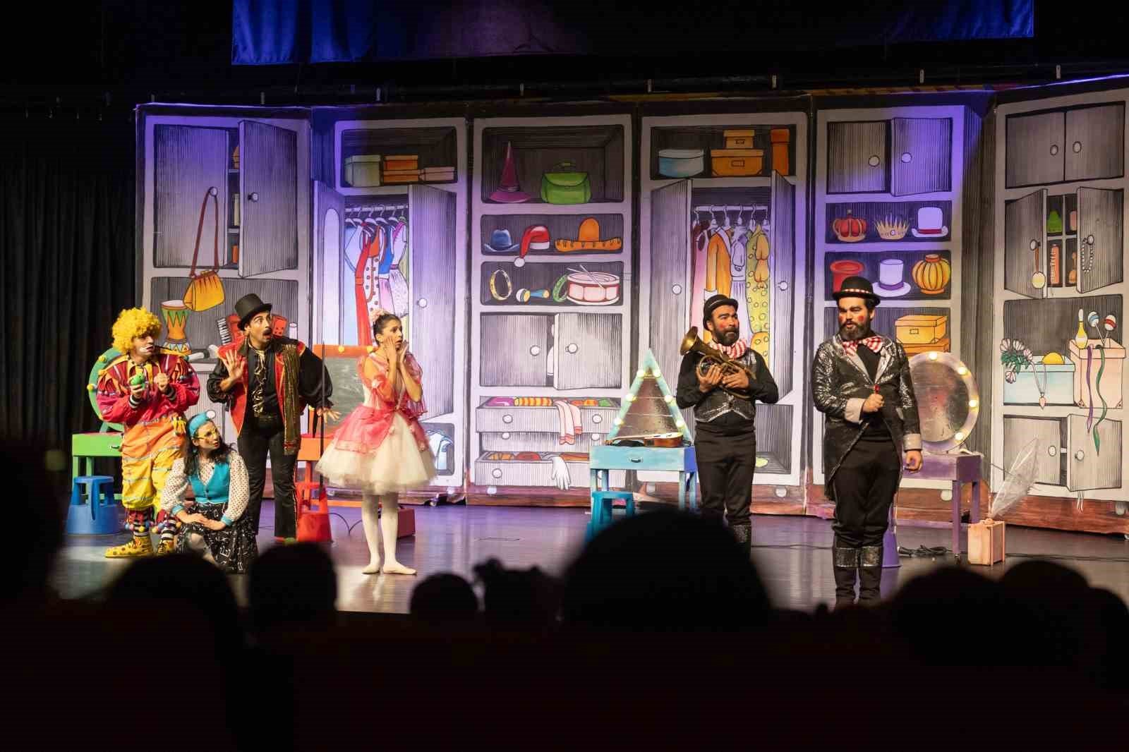 Mersin Şehir Tiyatrosu 'Dünya Tiyatro Günü'nü binlerce seyirciyle kutladı